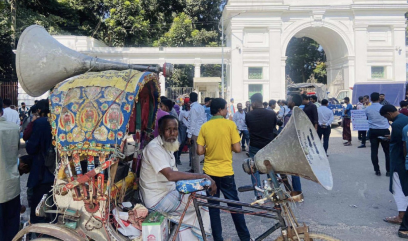 শেখ হাসিনাকে খুঁজতে আদালত এলাকায় হারানো বিজ্ঞপ্তির মাইকিং 12711_IMG_9477.jpeg