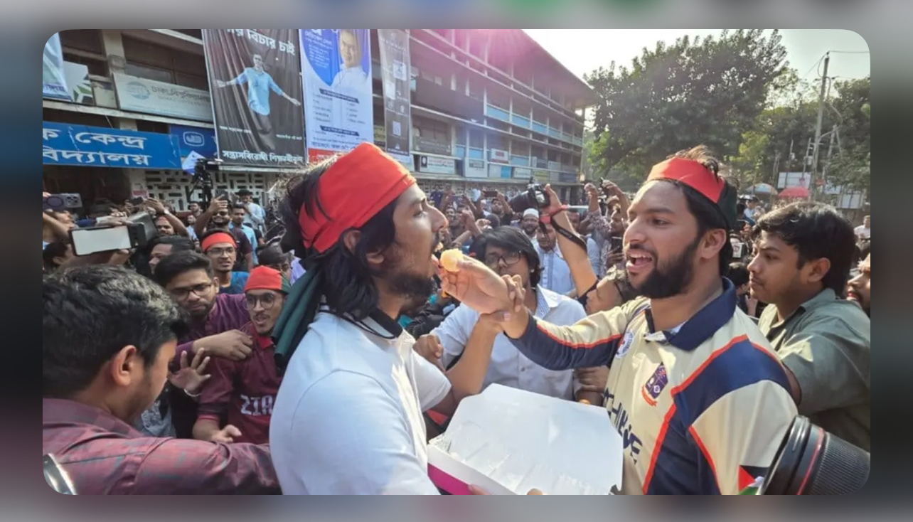 শেখ হাসিনার ফাঁসির রায়ে ট্রাইব্যুনালের সামনে মানুষের উল্লাস 12714_IMG_5232.jpeg