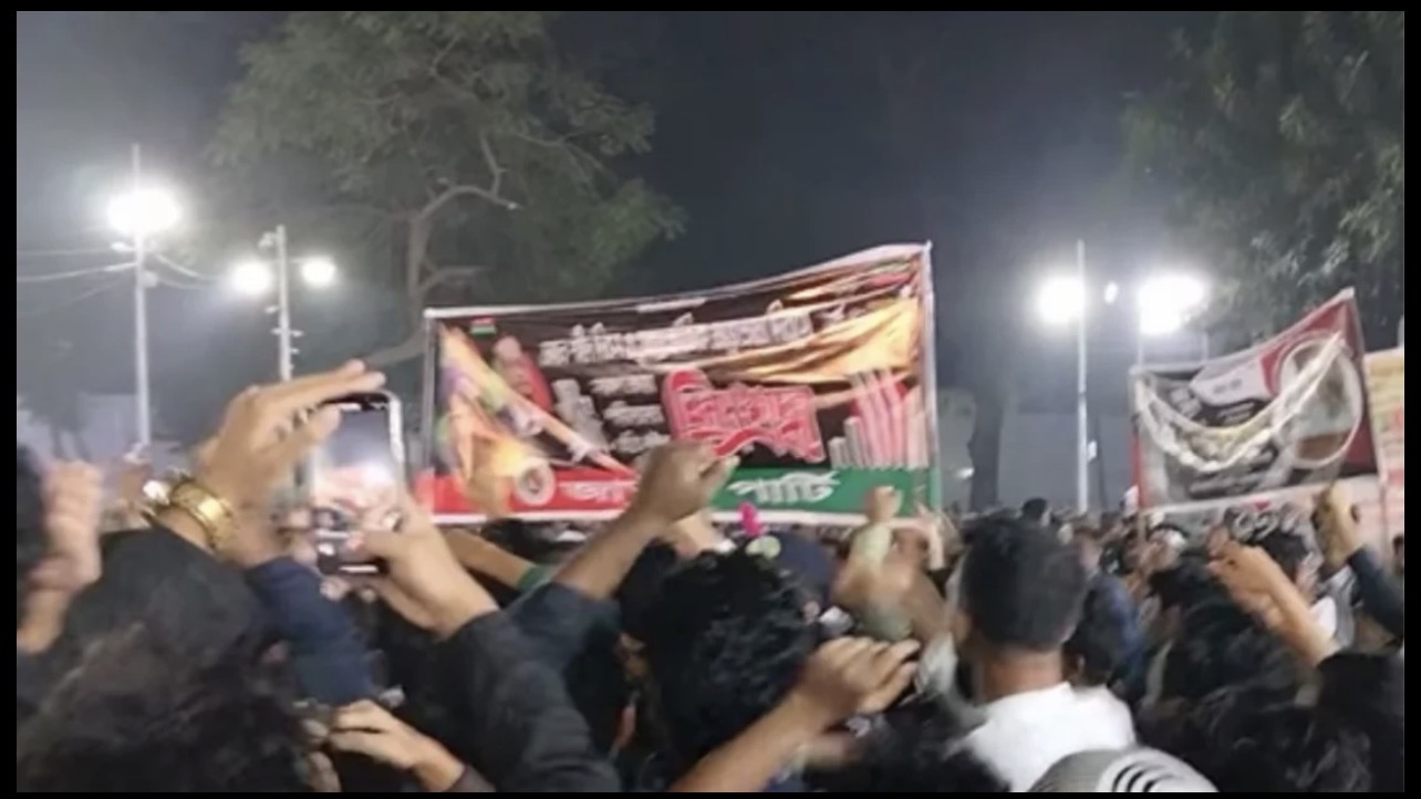 শহীদ মিনার থেকে ধাওয়া খেয়ে পালালেন জাতীয় পার্টির নেতারা 14291_IMG_4283.jpeg