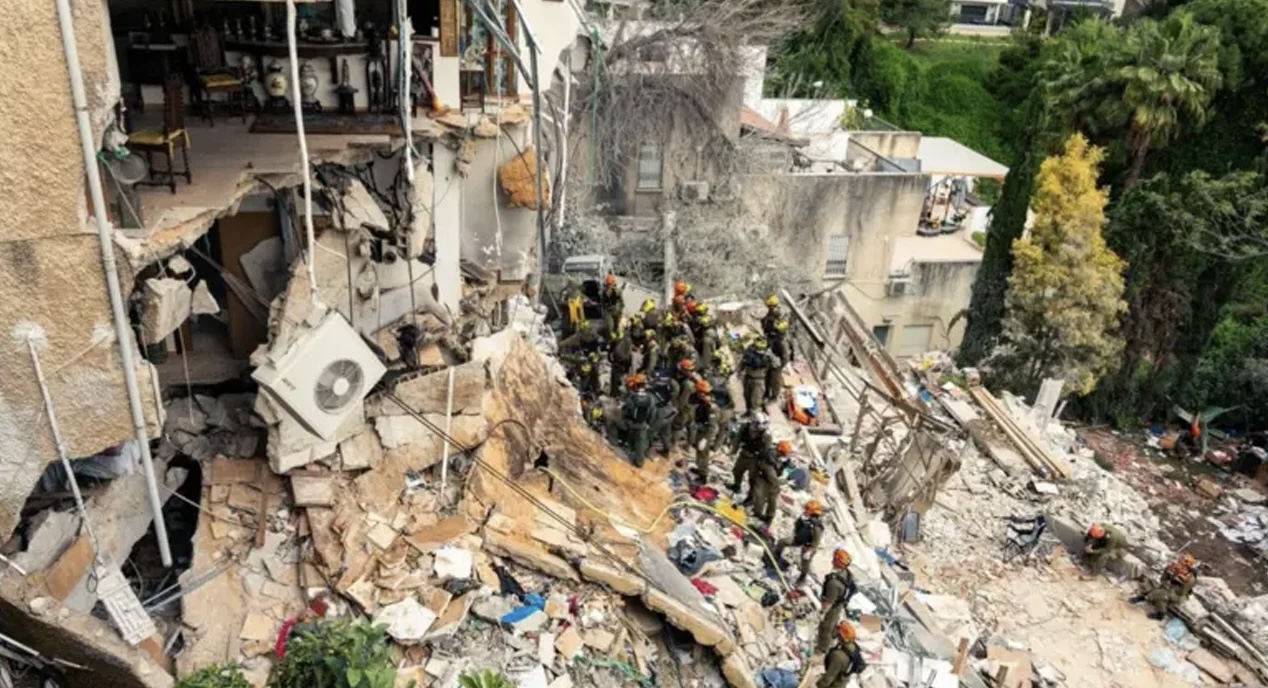 ইরানের হামলার পর হাইফায় ধ্বংসস্তূপ থেকে ৪ লাশ উদ্ধার 14967_IMG_9502.jpeg