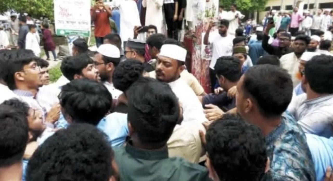 ঝিনাইদহে নাসীরুদ্দীন পাটওয়ারীর ওপর ছাত্রদলের হামলার অভিযোগ 15521_IMG_3744.jpeg