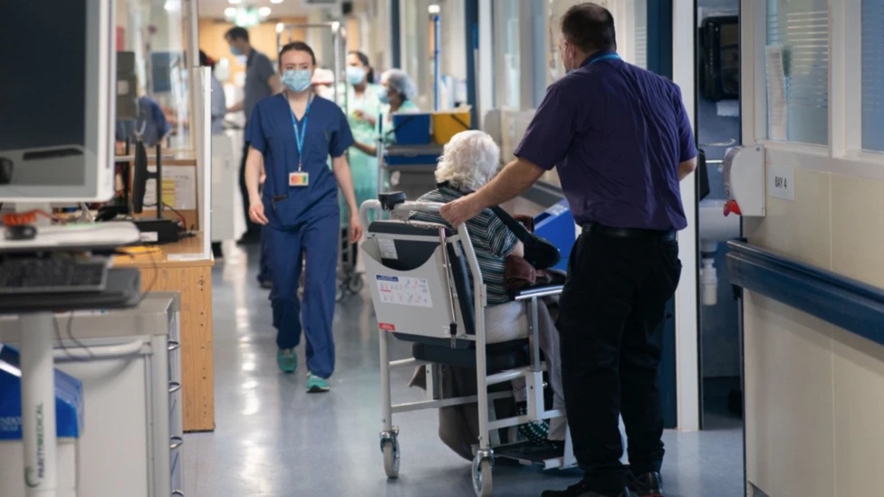 এনএইচএসে সংকট গভীরতর: প্রতিদিন প্রায় ৩ হাজার রোগী করিডোরে চিকিৎসা নিতে বাধ্য 15744_e88949d0-6570-11f1-b034-6181319b209d.jpeg