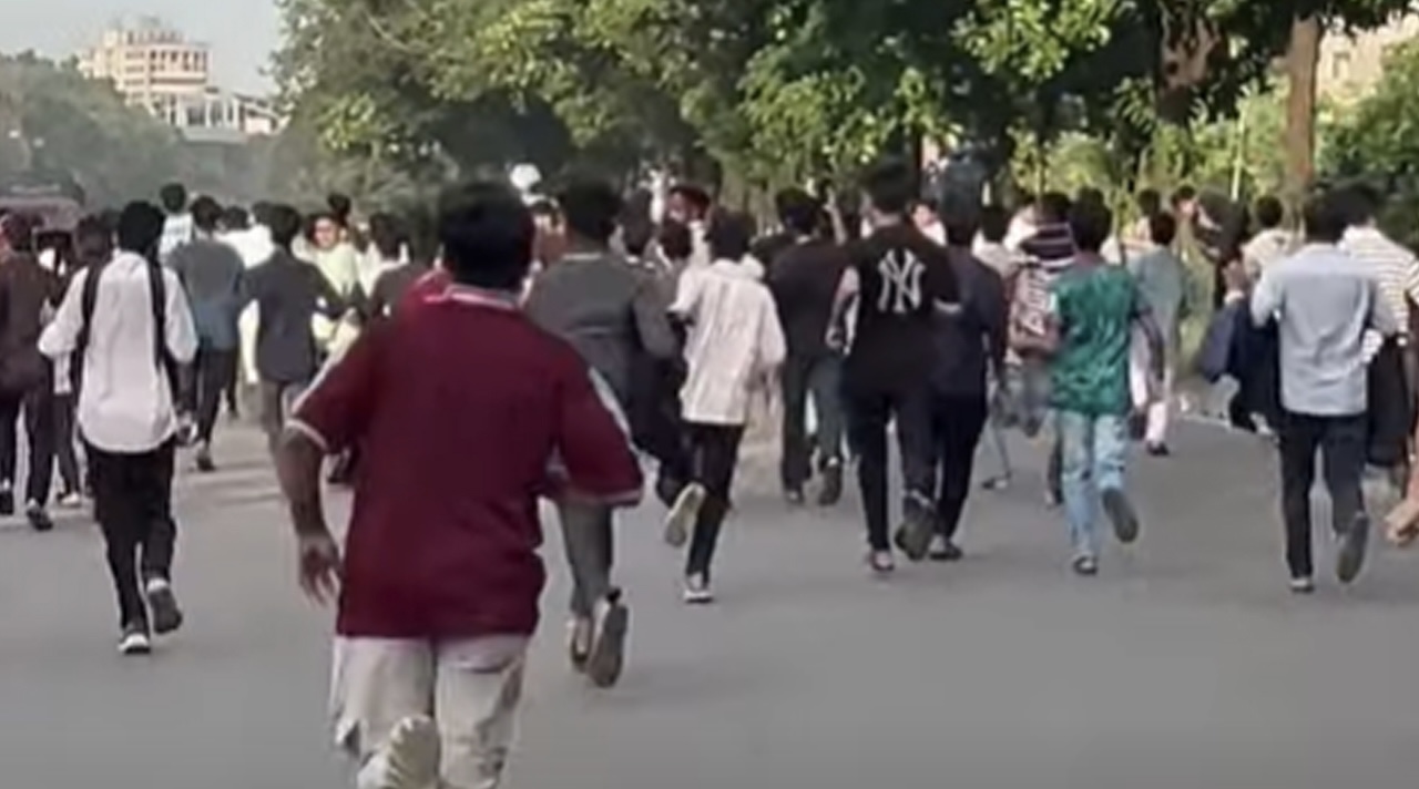 শিক্ষামন্ত্রীর পদত্যাগ দাবিতে সংসদের সামনে শিক্ষার্থীরা 16041_IMG_7691.jpeg