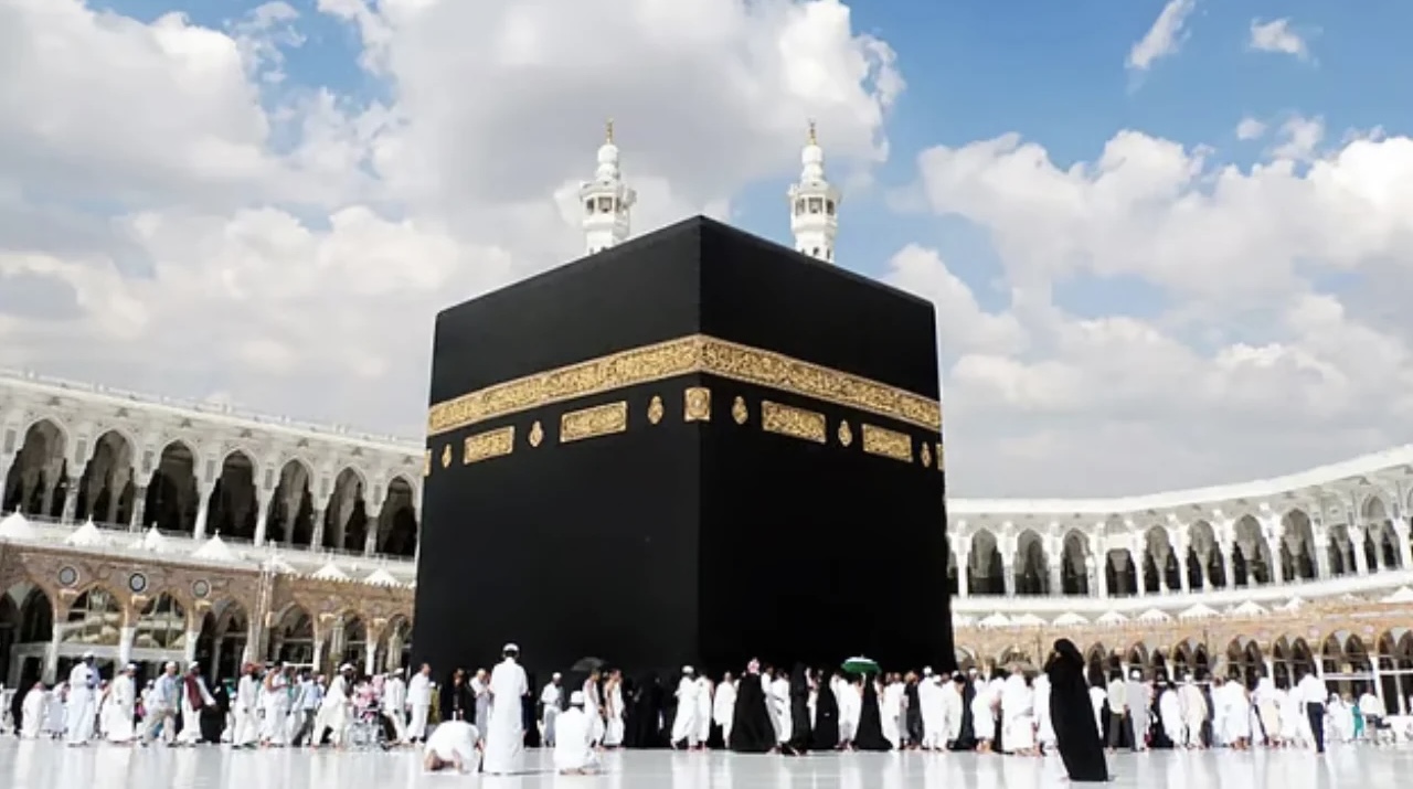 বিরল ঘটনার সাক্ষী হচ্ছে কাবা শরিফ 16050_IMG_7721.jpeg