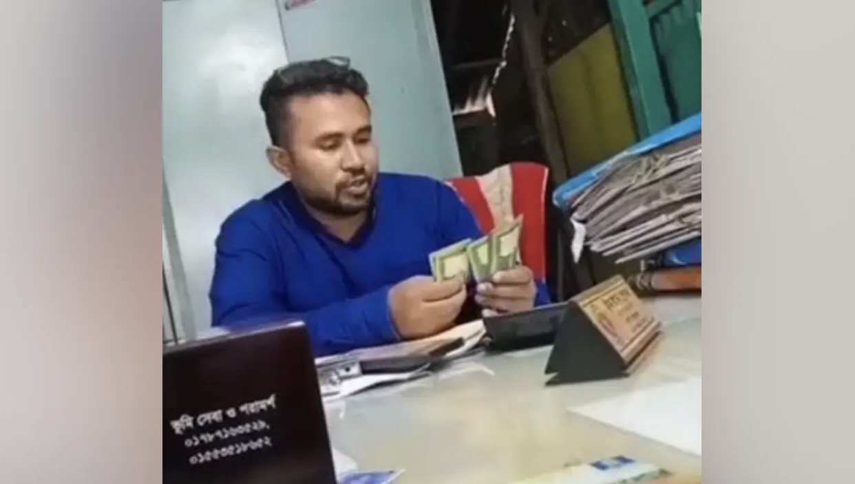 ভূমি কর্মকর্তার গুনে গুনে ঘুষ নেওয়ার ভিডিও ভাইরাল 16169_IMG_8439.jpeg