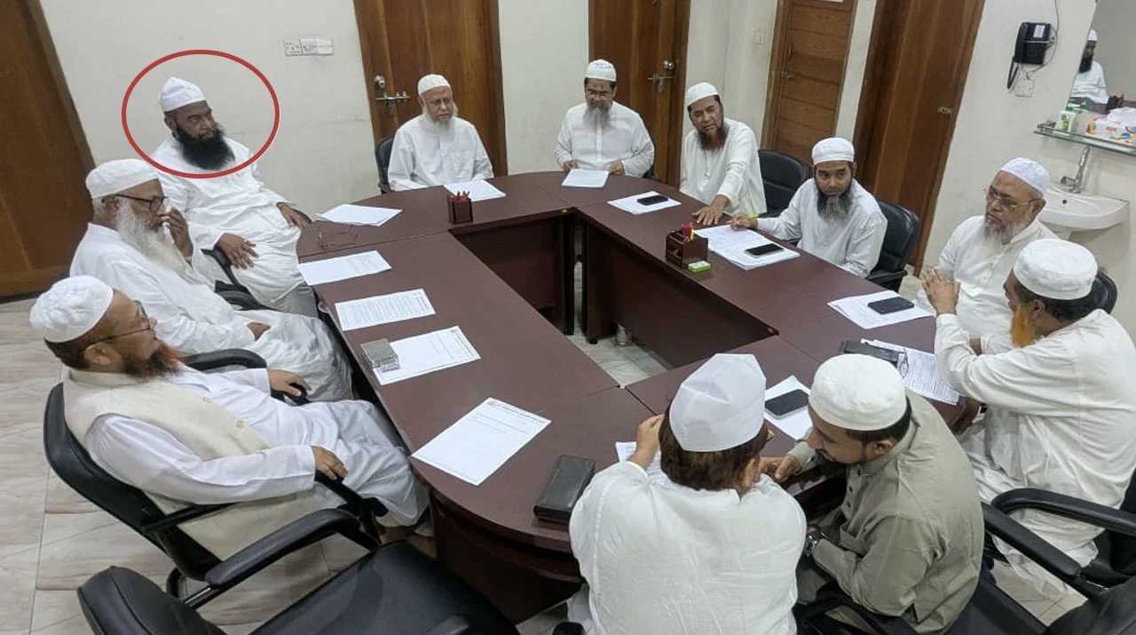 শেখ হাসিনাকে ‘কওমি জননী’ উপাধি দেওয়া মুফতি রুহুল আমিন শিক্ষাবোর্ডের সভায় 16204_IMG_8656.jpeg