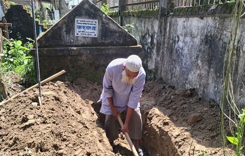 কবর খুঁড়তে খুঁড়তে কেটে গেল ৮২ বছর 16674_IMG_9567.jpeg