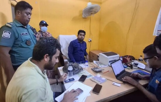 দুই লাখ টাকা ঘুষ নেওয়ার সময় হাতেনাতে ধরা খেলেন সাব-রেজিস্ট্রার 16797_IMG_9931.jpeg