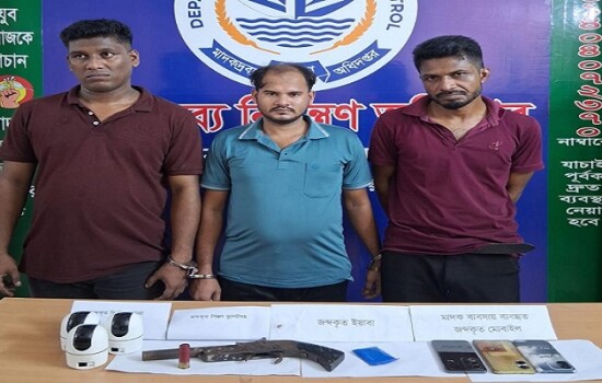 অটোরিকশার গ্যারেজে ইয়াবা ও আগ্নেয়াস্ত্র, গ্রেপ্তার ৩ 17250_IMG_1150.jpeg