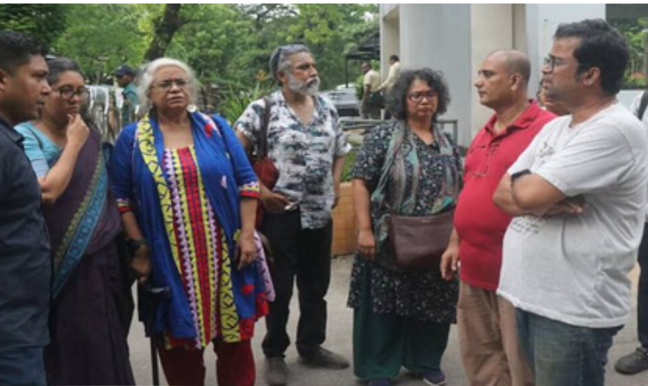 তিন সমন্বয়কের খোঁজে ডিবি কার্যালয়ে বিশ্ববিদ্যালয়ের ১২ শিক্ষক, দেখা করলেন না হারুন 9508_IMG_9308.jpeg